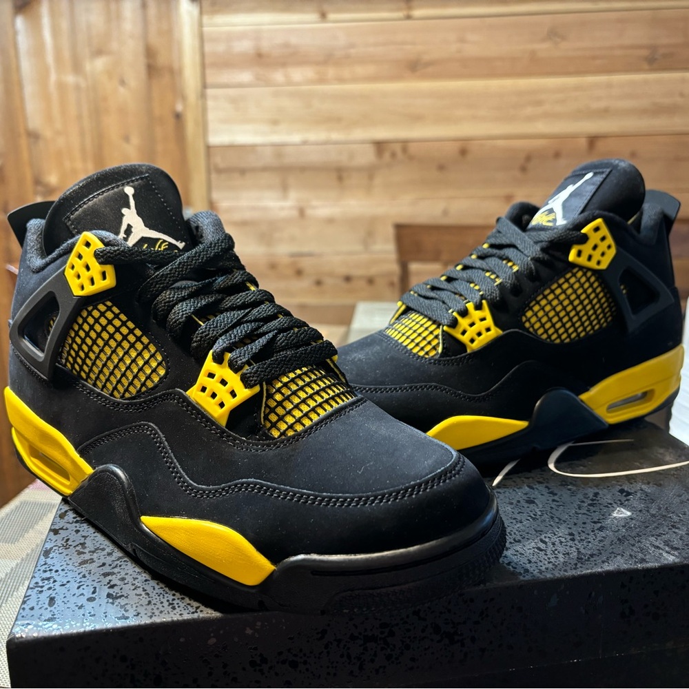 Air Jordan 4 thunder